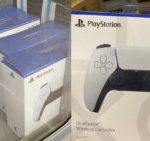 کنترلرهای DualSense کنسول پلی‌استیشن ۵ در ویترین فروشگاهای والمارت توسط مشتریان مشاهده شدند